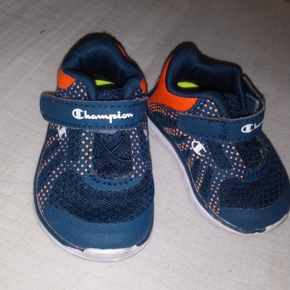 Boy’s Size 1 Champion Sneakers ‼️